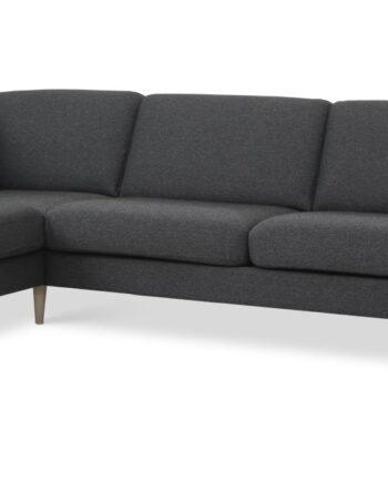 Komfortabel antracitgrå sofa med chaiselong til stuen