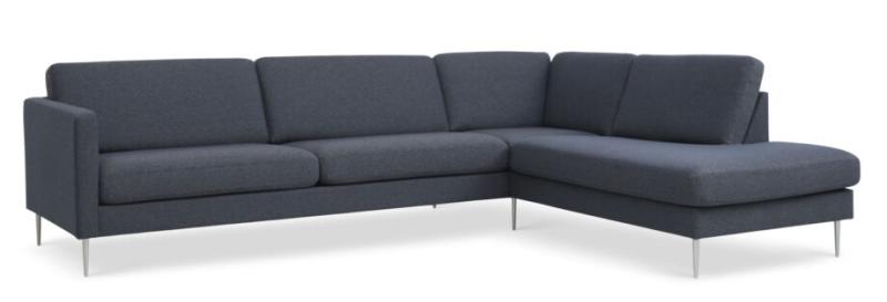 Elegant blå sofa med chaiselong og moderne ben