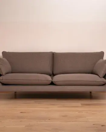 Elegant 2-personers sofa i stone farve til stuen