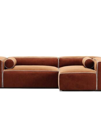 Elegant hvid sofa til 4 personer med kobberdetaljer på udsalg