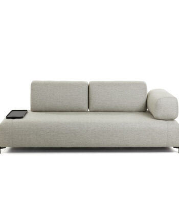 Stilfuld beige sofa med praktisk bakke fra Kave Home